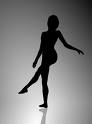 Dans quel sens tourne cette ballerine ?