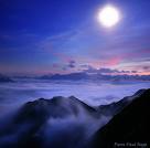Un vrai clair de lune sur une mer de nuages